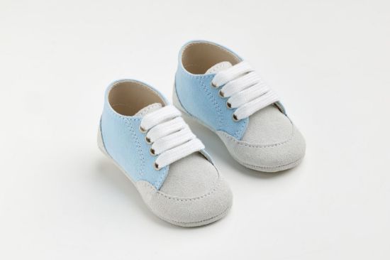 Εικόνα της A606P - παπουτσάκι αγκαλιάς σε λευκό καστόρ δέρμα και γαλάζιο ύφασμα