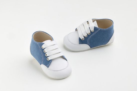 Εικόνα της A606M - παπουτσάκι αγκαλιάς σε λευκό λείο δέρμα και μπλε ύφασμα