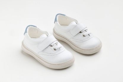 Εικόνα της A629A - παπουτσάκι περπατήματος σε λευκό λείο δέρμα, γαλάζιο καστόρ δέρμα και κλείσιμο με ελαστικό κορδόνι και Velcro