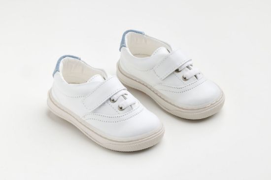 Εικόνα της A629A - παπουτσάκι περπατήματος σε λευκό λείο δέρμα, γαλάζιο καστόρ δέρμα και κλείσιμο με ελαστικό κορδόνι και Velcro