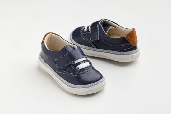 Εικόνα της A629M - παπουτσάκι περπατήματος σε μπλε λείο δέρμα, ταμπά καστόρ δέρμα και κλείσιμο με ελαστικό κορδόνι και Velcro