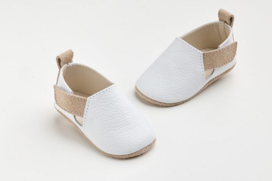 Εικόνα της A600M - παπουτσάκι αγκαλιάς σε μπλε δέρμα και μπεζ καστόρ, κλείσιμο με Velcro