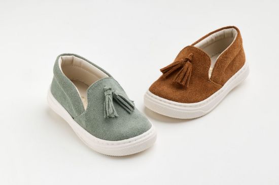 Εικόνα της A621T - Slip on παπούτσι περπατήματος σε ταμπά καστόρ δέρμα και διακόσμηση με χειροποίητη δερμάτινη φούντα