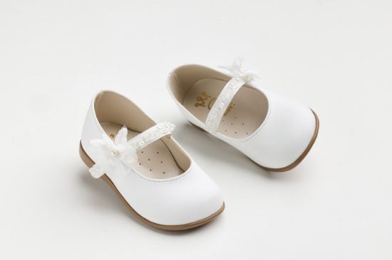 Εικόνα της K6111E - Μπαλαρίνα περπατήματος σε εκρού δέρμα με πέρλες και λουλούδι στην μπαρέτα