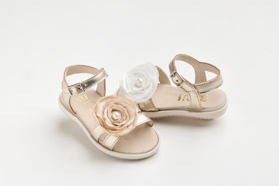 Εικόνα της K641B - Σανδάλι περπατήματος σε χρυσό δέρμα και off white σατέν χειροποίητο τριαντάφυλλο