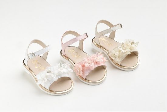 Εικόνα της K639A - Σανδάλι περπατήματος σε λευκό δέρμα διακοσμημένο με λευκά λουλούδια κεντημένα με παγιέτες