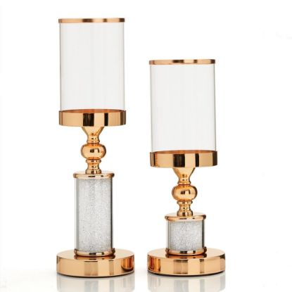 Σετ λαμπάδων γάμου με κρυστάλλινα κηροπήγια, χρυσές λεπτομέρειες και λευκά αρωματικά κεριά.