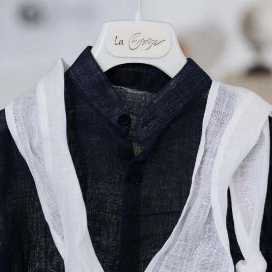 λινό πουκάμισο σε βαθιά μπλε απόχρωση, με φουλάρι