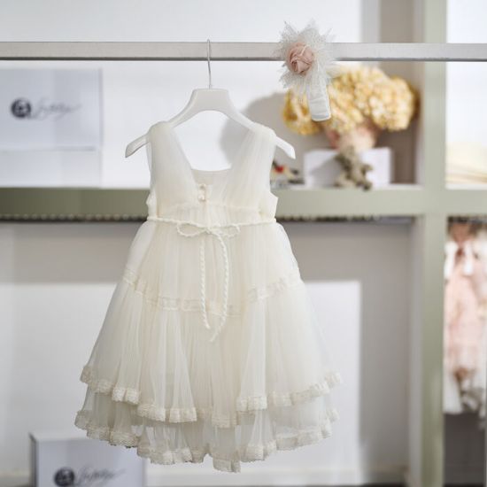 Στο πίσω μέρος διαθέτει διακριτικό άνοιγμα που κλείνει με μικρά κουμπιά